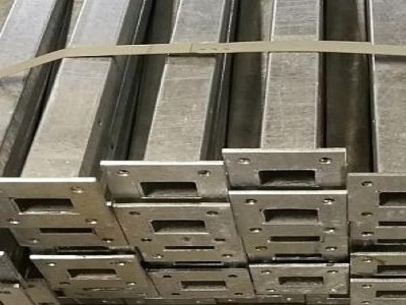 Stalpi gard cu prindere pe beton