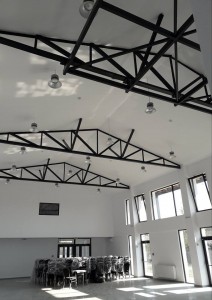 Grinzi zabrele din tevi metalice pentru camin cultural